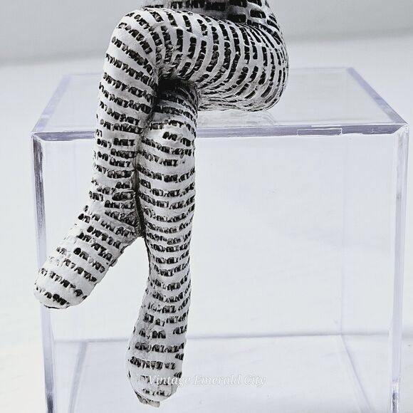 Resin Woman Reading Book Figurine Human Modern Sculpture Bookshelf Words On Skin - Picture 9 of 15